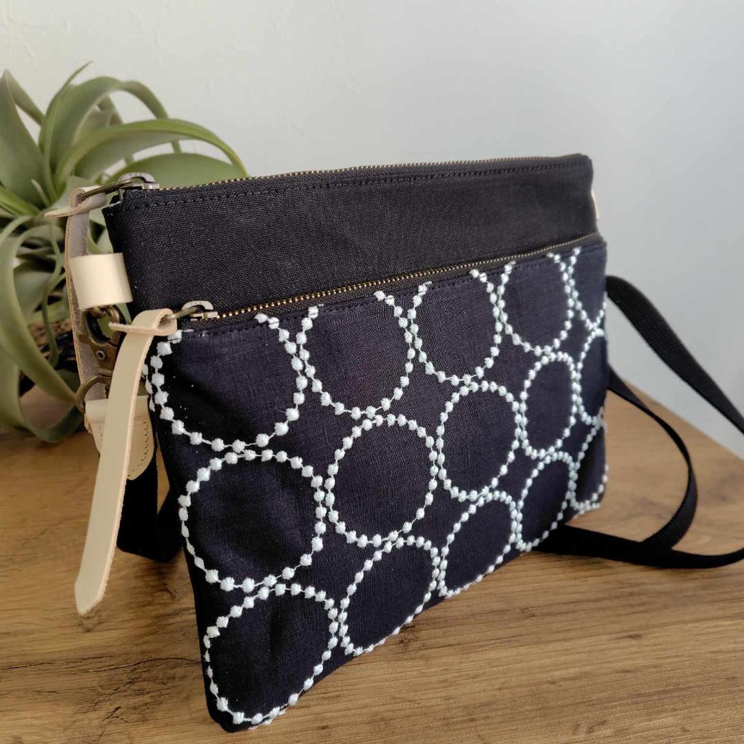 ミナペルホネン /tambourineタンバリンネイビー/サコッシュ本革