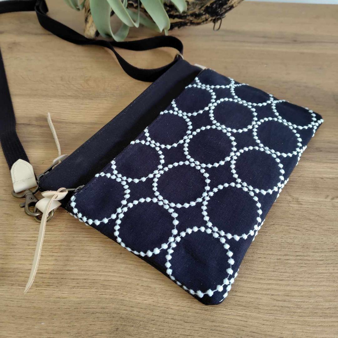 ミナペルホネン /tambourineタンバリンネイビー/サコッシュ本革