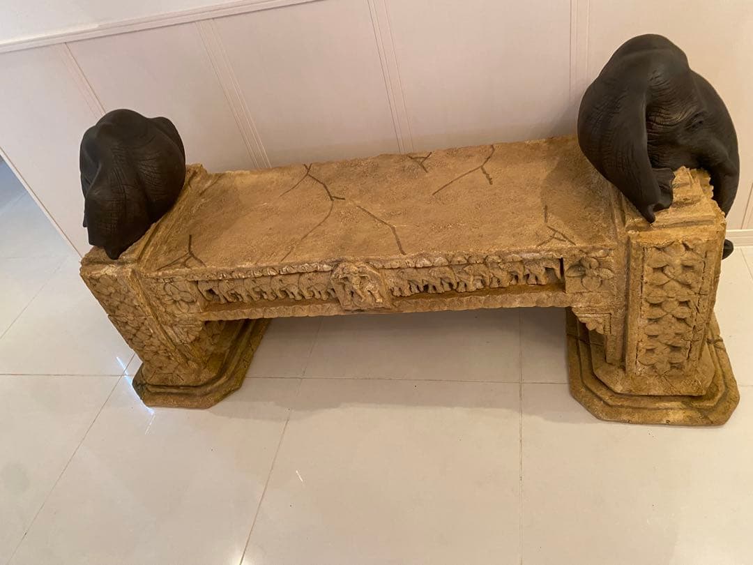 個性的　象のベンチ